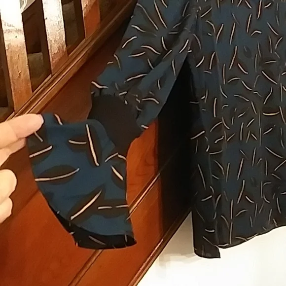 Cabi shadow leaf teal blouse - Picture 4 of 6